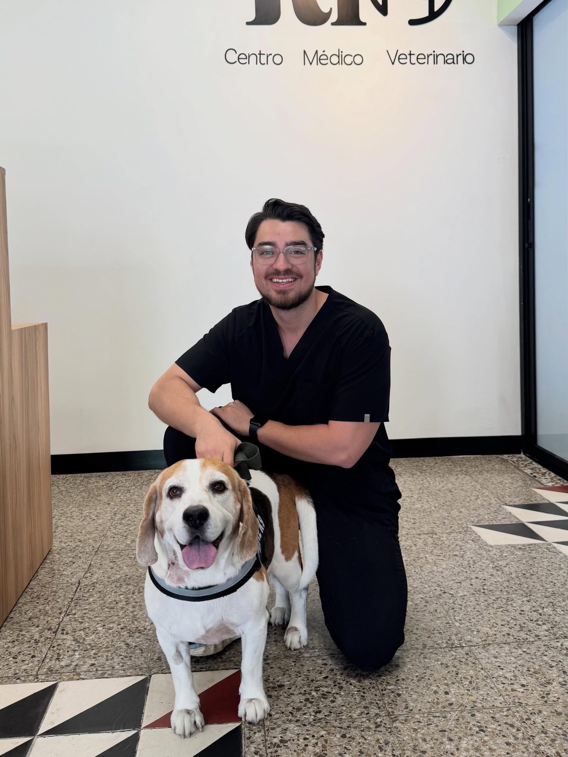 Dr. Pablo Anleu, médico veterinario de Río, con un paciente en la clínica